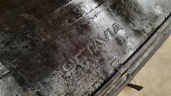 Coffre tapis d'un Skoda Octavia Combi (NXAC) 1.0 TSI 12V 2020