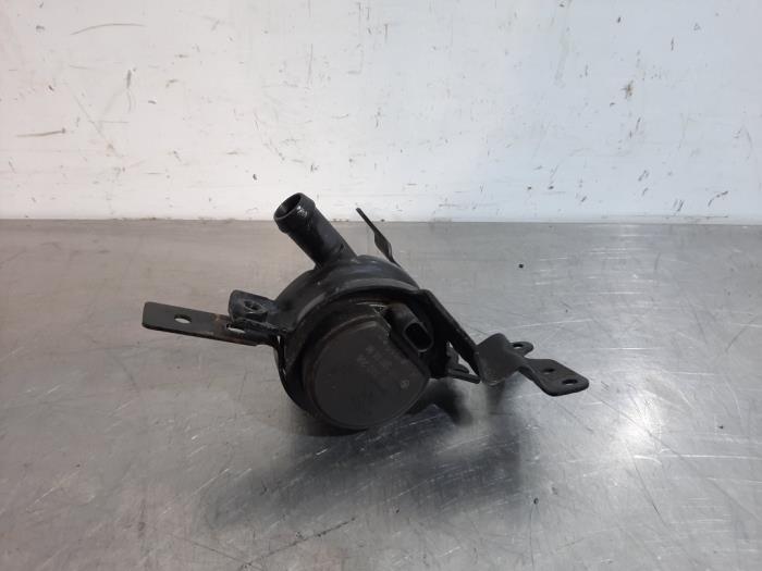 Additional water pump from a Mercedes-Benz CLA (117.3) 1.6 CLA-200 16V 2013