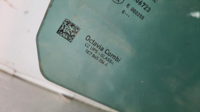 Vitre portière 4portes arrière droite d'un Skoda Octavia Combi (NXAC) 1.0 TSI 12V 2020