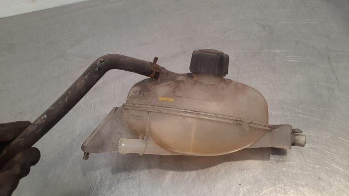 Expansion vessel from a Opel Movano 2.3 CDTi 16V FWD 2011
