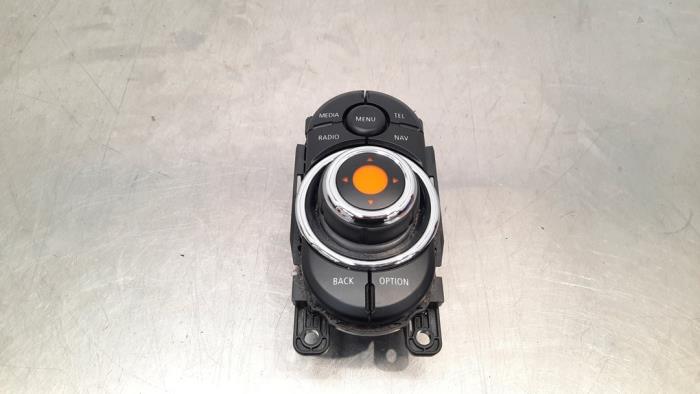 I-Drive knob from a MINI Clubman (F54) 2.0 Cooper S 16V 2017