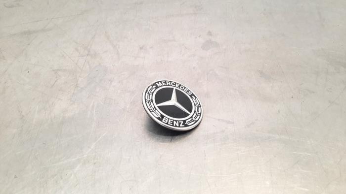 Używane Emblemat Mercedes GLA (H247) 1.3 180 Turbo 16V Cena € 12,10 Z VAT oferowane przez Autohandel Didier
