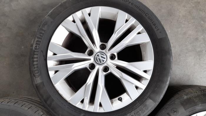 Felgen Set + Reifen van een Volkswagen Passat Variant (3G5) 2.0 TDI 16V 190 4Motion 2017