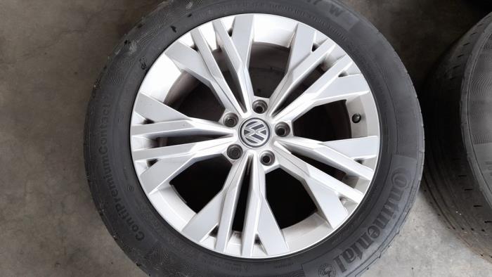 Felgen Set + Reifen van een Volkswagen Passat Variant (3G5) 2.0 TDI 16V 190 4Motion 2017