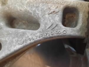 Engine mount from a Citroën C3 (SC) 1.0 Vti 68 12V 2016