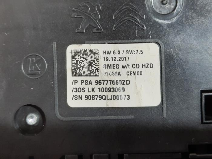 Interruptor de luz de pánico de un Peugeot 308 (L3/L8/LB/LH/LP) 1.6 HDi 2018