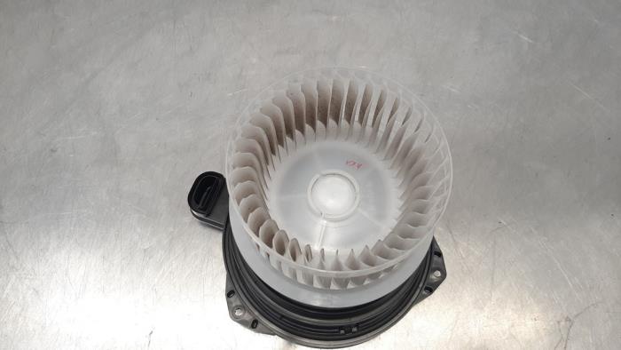 Heating and ventilation fan motor from a Toyota Corolla Touring Sport (E21/EH1) 1.8 16V Hybrid 2020