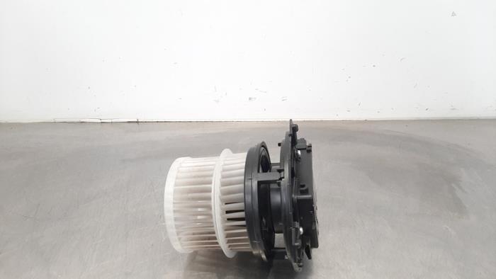 Heating and ventilation fan motor from a Toyota Corolla Touring Sport (E21/EH1) 1.8 16V Hybrid 2020