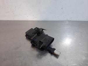 Used Ignition module BMW 7 serie (E65/E66/E67) 730d 24V Price on request offered by Autohandel Didier