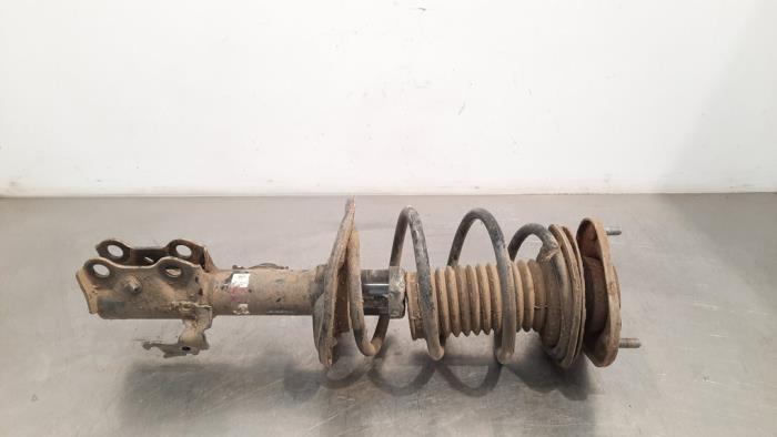 Fronts shock absorber, left from a Toyota Auris Touring Sports (E18) 1.8 16V Hybrid 2014