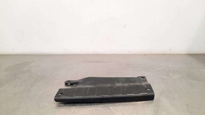 Rear bumper corner trim
