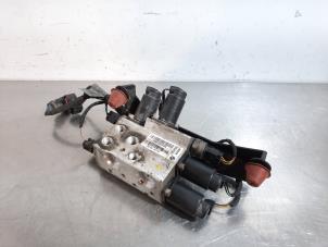 Used Hydraulic pump BMW 7 serie (E65/E66/E67) 730d 24V Price on request offered by Autohandel Didier