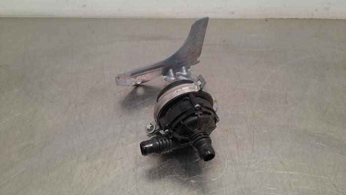 Begagnade Extra vattenpump Mercedes E (W213) E-300de 2.0 Turbo 16V Pris € 48,40 Inklusive moms erbjuds av Autohandel Didier