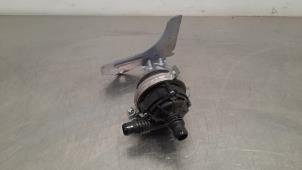 Used Additional water pump Mercedes E (W213) E-300de 2.0 Turbo 16V Price € 90,75 Inclusive VAT offered by Autohandel Didier