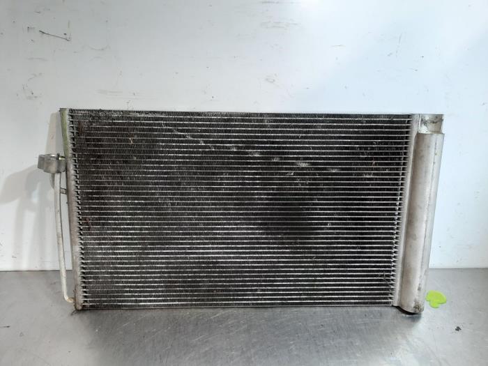 Klima Kondensor van een BMW 7 serie (E65/E66/E67) 730d 24V 2004