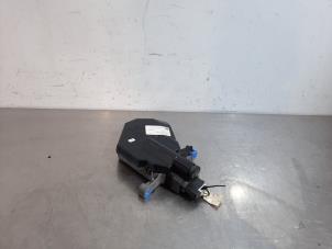 Used Ignition lock + key BMW 7 serie (E65/E66/E67) 730d 24V Price on request offered by Autohandel Didier