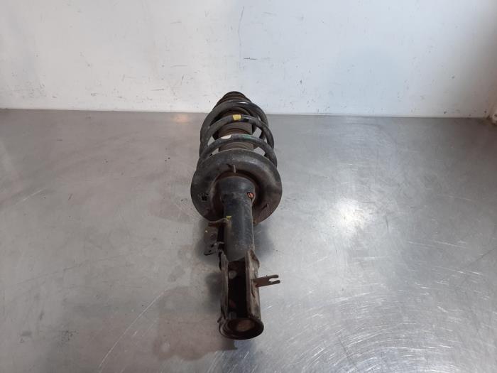 Fronts shock absorber, left from a Kia Venga 1.4 CRDi 16V 2015