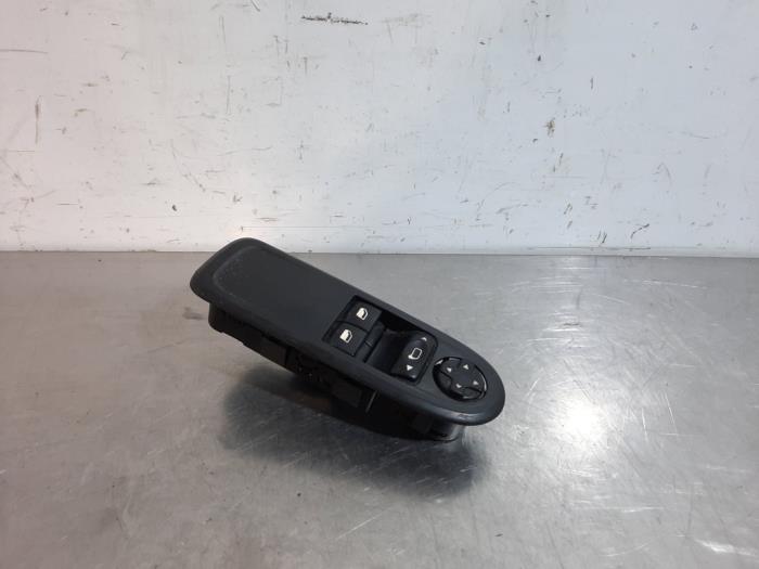 Usados Interruptor combinado de ventanillas Peugeot 308 (4A/C) 1.6 HDi 16V Precio € 30,25 IVA incluido ofrecido por Autohandel Didier
