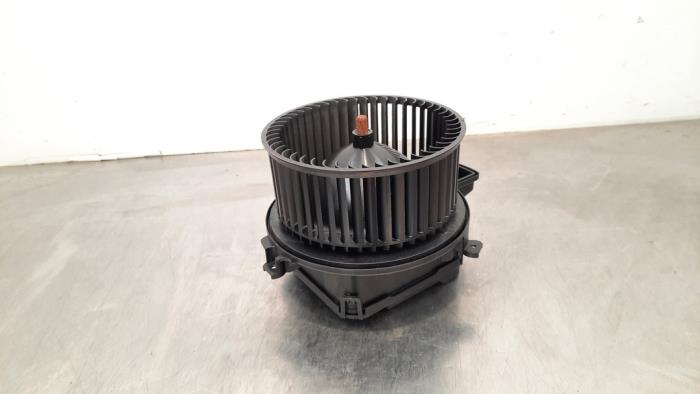 Heating and ventilation fan motor from a Audi A6 Avant (C8) 2.0 40 TDI Mild Hybrid 2019