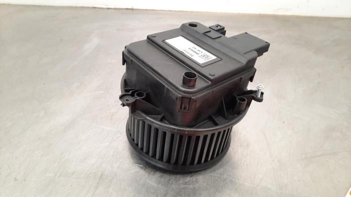 Heating and ventilation fan motor from a Audi A6 Avant (C8) 2.0 40 TDI Mild Hybrid 2019