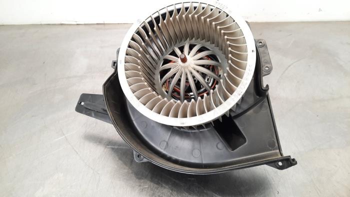 Heating and ventilation fan motor from a Skoda Fabia III Combi (NJ5) 1.0 TSI 12V 2017