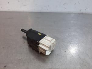 Used Brake light switch Renault Captur (2R) 1.5 Energy dCi 90 FAP Price € 18,15 Inclusive VAT offered by Autohandel Didier