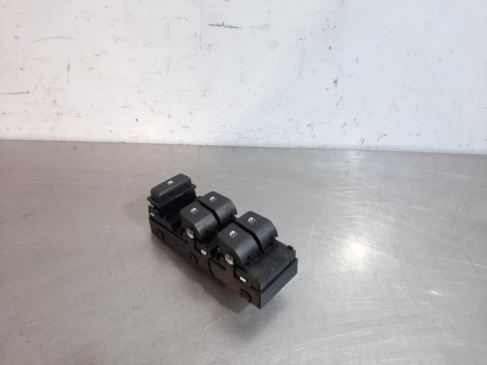 Usados Interruptor combinado de ventanillas Hyundai i30 Wagon (PDEF) 1.4 T-GDI 16V Precio € 60,50 IVA incluido ofrecido por Autohandel Didier