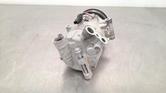 Air conditioning pump from a Opel Insignia Grand Sport 1.6 CDTI 16V 136 2019