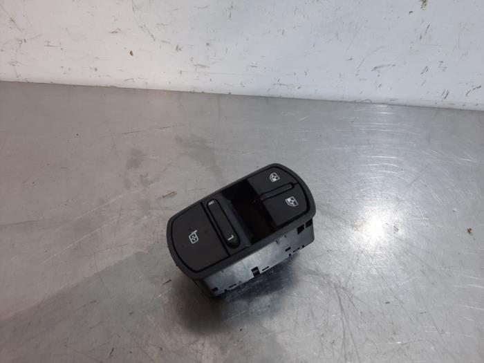 Usados Interruptor combinado de ventanillas Opel Corsa E 1.4 16V Precio € 24,20 IVA incluido ofrecido por Autohandel Didier