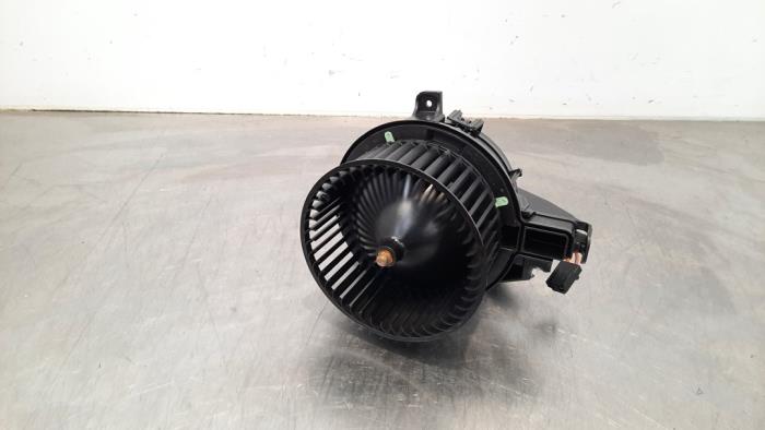 Motor de ventilador de calefactor de un Skoda Kamiq 1.0 TSI 12V 2022