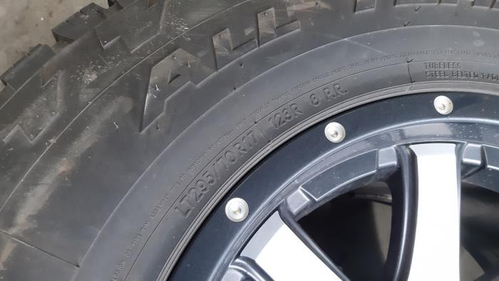 Felge + Reifen van een Jeep Wrangler (JK) 3.6 V6 24V 2017