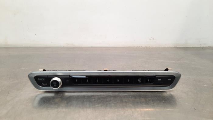 Panel de control de radio de un BMW X5 (G05) xDrive 45 e iPerformance 3.0 24V 2021