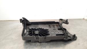 Używane Pojemnik na akumulator Audi A3 Sportback (8YA) 1.5 35 TFSI 16V Cena € 30,25 Z VAT oferowane przez Autohandel Didier