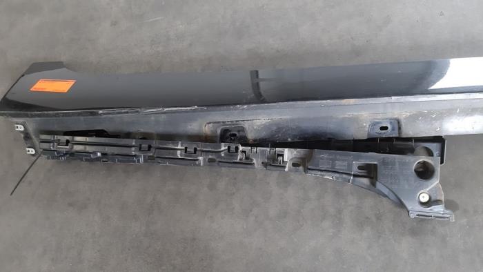 Door sill right from a BMW 6 serie Gran Coupe (F06) 640d 24V 2015