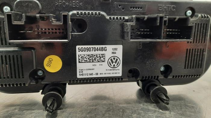 Panel sterowania klimatyzacji z Volkswagen Touran (5T1) 1.6 TDI 2016