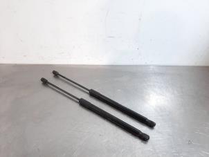 Used Set of tailgate gas struts Hyundai i30 (PDEB5/PDEBB/PDEBD/PDEBE) 1.6 CRDi 16V VGT Price € 42,35 Inclusive VAT offered by Autohandel Didier