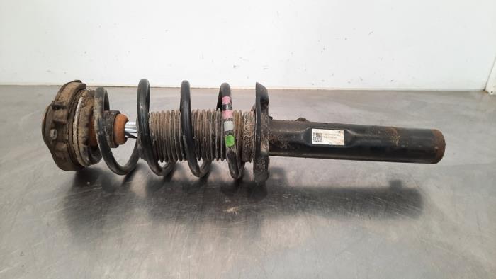 Fronts shock absorber, left from a Audi Q3 (8UB/8UG) 2.0 TDI 16V 184 Quattro 2015