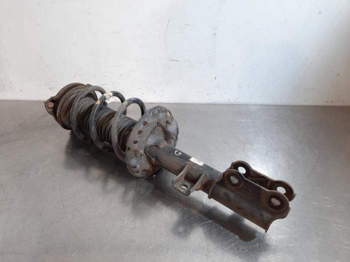 Fronts shock absorber, left from a Kia Sportage (QL) 1.6 GDI 16V 4x2 2018