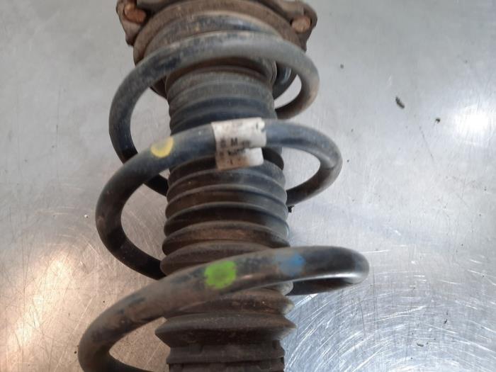 Fronts shock absorber, left from a Kia Sportage (QL) 1.6 GDI 16V 4x2 2018