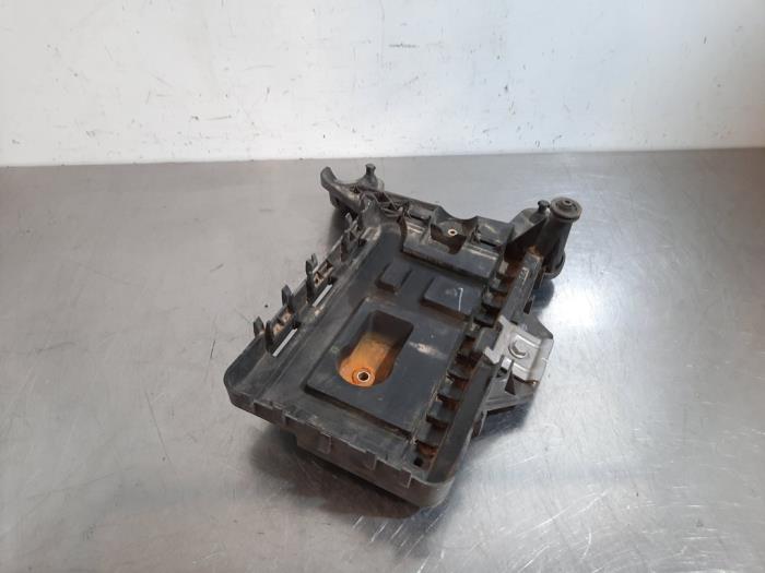 Battery box from a Volkswagen Beetle (16AB) 1.2 TSI 2013