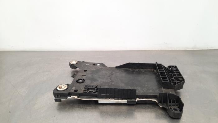 Begagnade Batterilåda BMW 1 serie (F40) 120i 2.0 TwinPower 16V Pris € 24,20 Inklusive moms erbjuds av Autohandel Didier