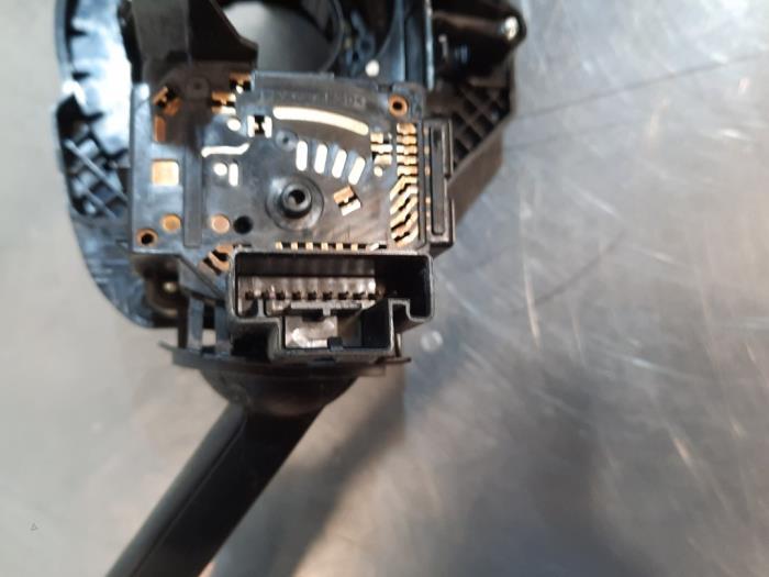 Interruptor combinado columna de dirección de un Skoda Fabia III Combi (NJ5) 1.4 TDI 16V 90 Greentech 2015