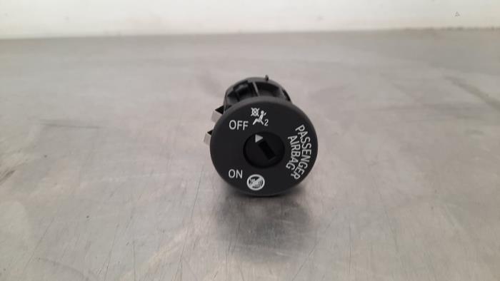 Airbag switch from a BMW 1 serie (F40) 120i 2.0 TwinPower 16V 2022