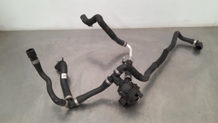 Begagnade Extra vattenpump BMW 1 serie (F40) 120i 2.0 TwinPower 16V Pris € 60,50 Inklusive moms erbjuds av Autohandel Didier