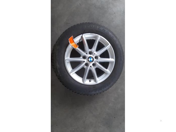 Llanta y neumático de invierno de un BMW 2 serie Gran Tourer (F46) 218d 2.0 TwinPower Turbo 16V 2017