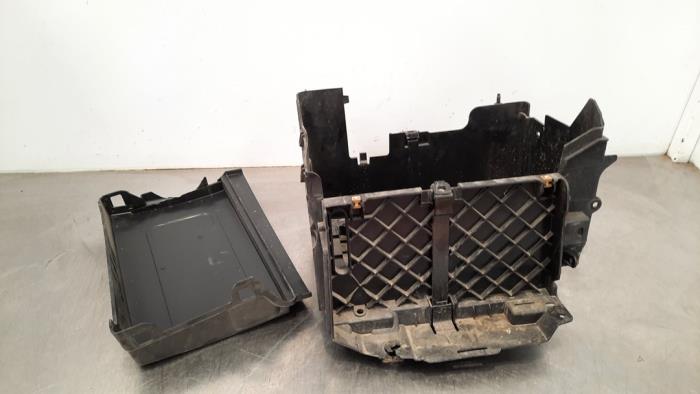 Battery box from a Renault Trafic (1FL/2FL/3FL/4FL) 1.6 dCi 90 2015