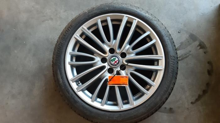 Llanta y neumático de un Alfa Romeo Giulia (952) 2.2d 180 16V 2017