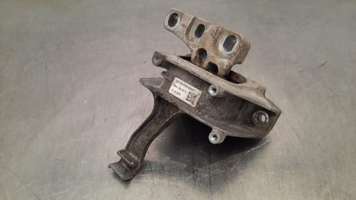 Gearbox mount from a Volkswagen Golf VIII (CD1) 2.0 TDI 16V 4Motion 2020