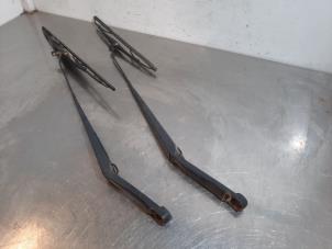 Used Front wiper arm Nissan NV 200 (M20M) 1.5 dCi 90 Price on request offered by Autohandel Didier