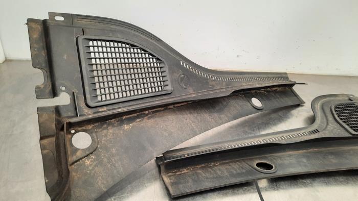 Cowl top grille from a Volkswagen Golf VIII (CD1) 2.0 TDI 16V 4Motion 2020